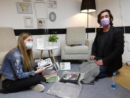 Ob tednu knjig vam z Evo Rojec v knjižnici predstavljajo umetnost risanja stripov - mang 2